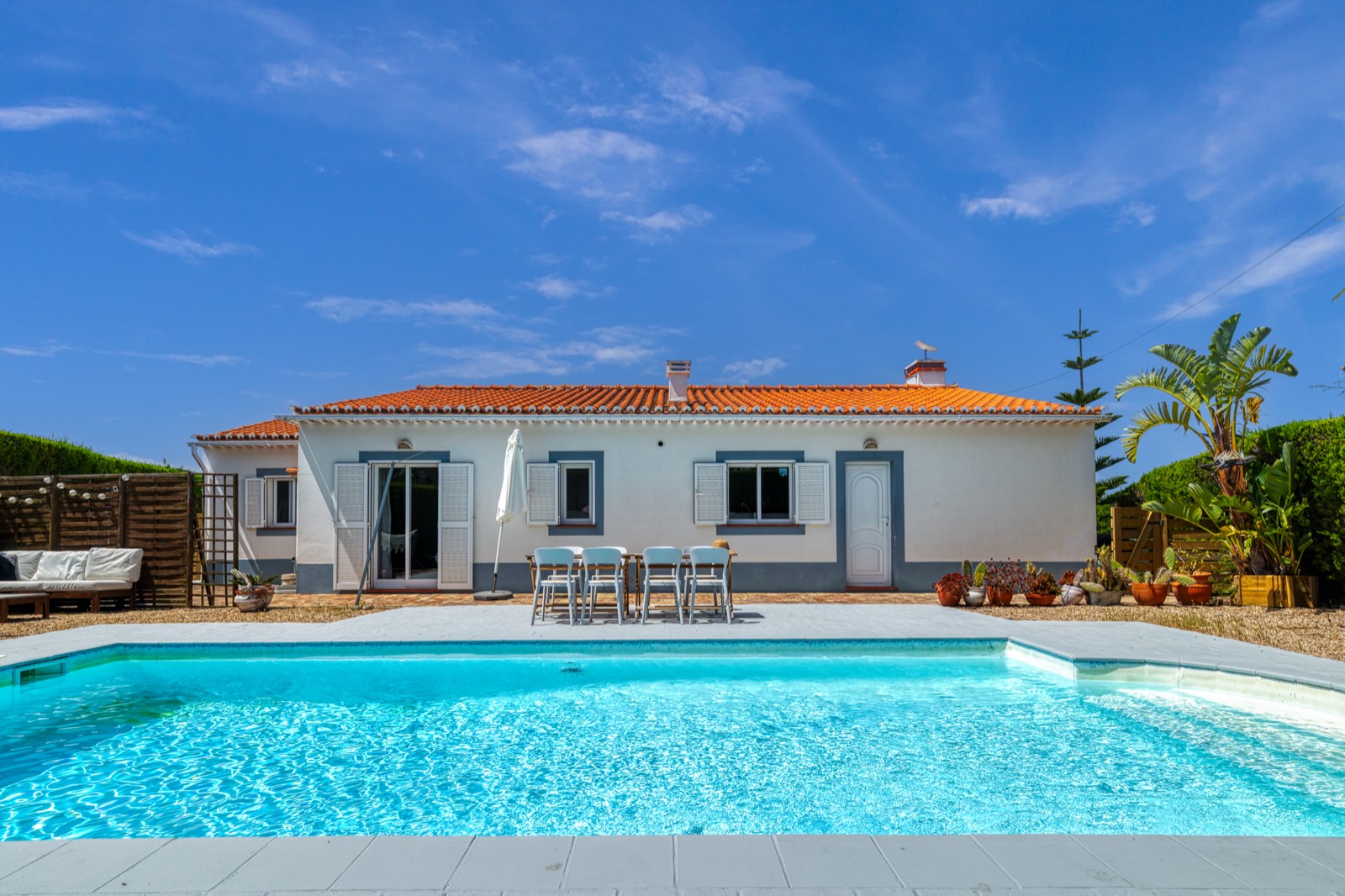 Whitewashed casa with pool, Vale da Telha