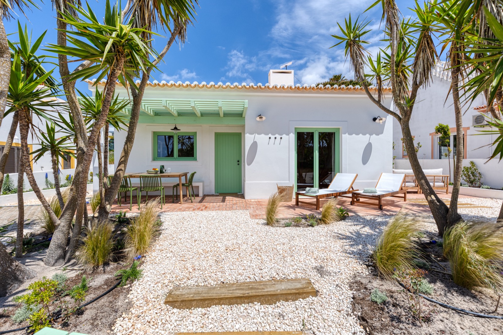 Coastal casa with palms and gravel garden